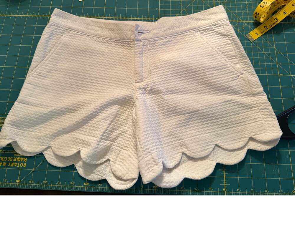 Lilly Pulitzer Buttercup Scalloped Hem Shorts size 2